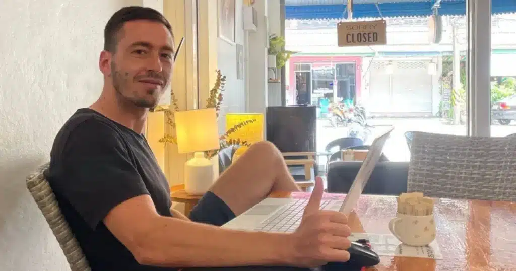נווד דיגיטלי יושב בבית קפה בתאילנד